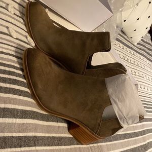 Steve Madden bootie color taupe